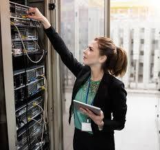 Technikerin arbeitet an einem Server-Rack